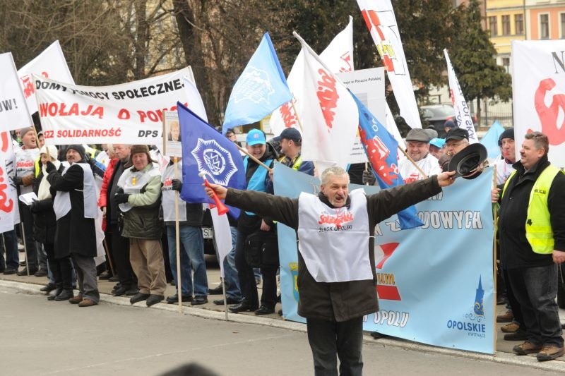 Dzisiejsza pikieta Opolan była głosem poparcia dla strajku generalnego, który przeprowadzili związkowcy na Górnym Śląsku.