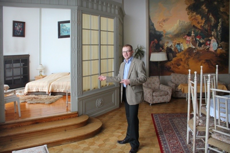 - Po tym, jak kuracjusze zwolnili pałac, bez problemu można wynająć jeden z pałacowych apartamentów - zachwala Łukasz Kosiński, który w zamku odpowiada za sprawy związane z marketingiem.